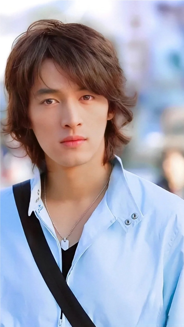 胡歌这个卷发好有花美男的氛围感,是偶像剧男主本人了