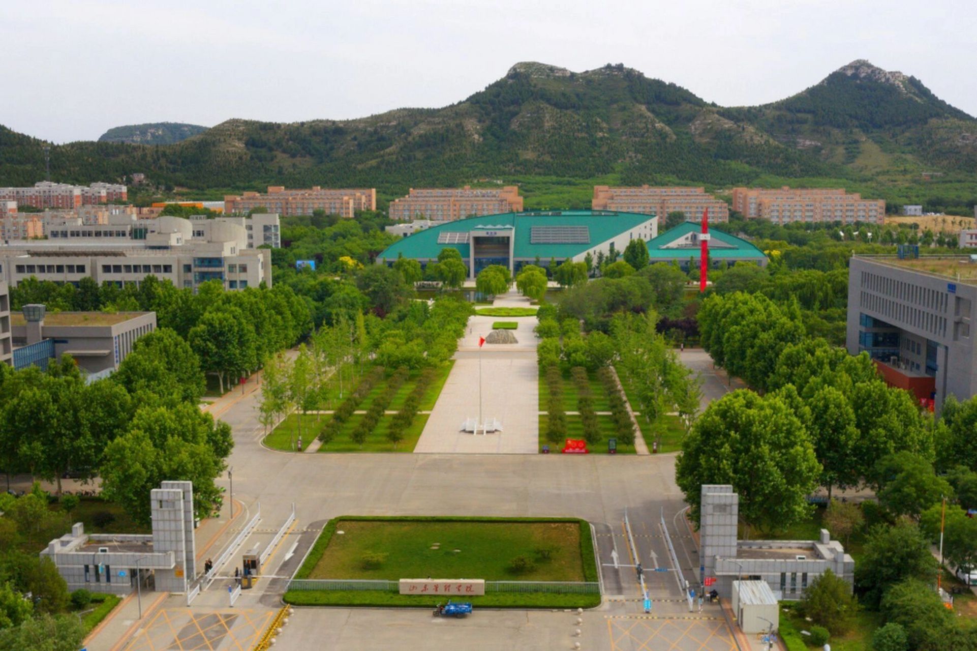 山东管理学院风景篇～  这是咱们山东管理学院的标志性地标,教学楼有