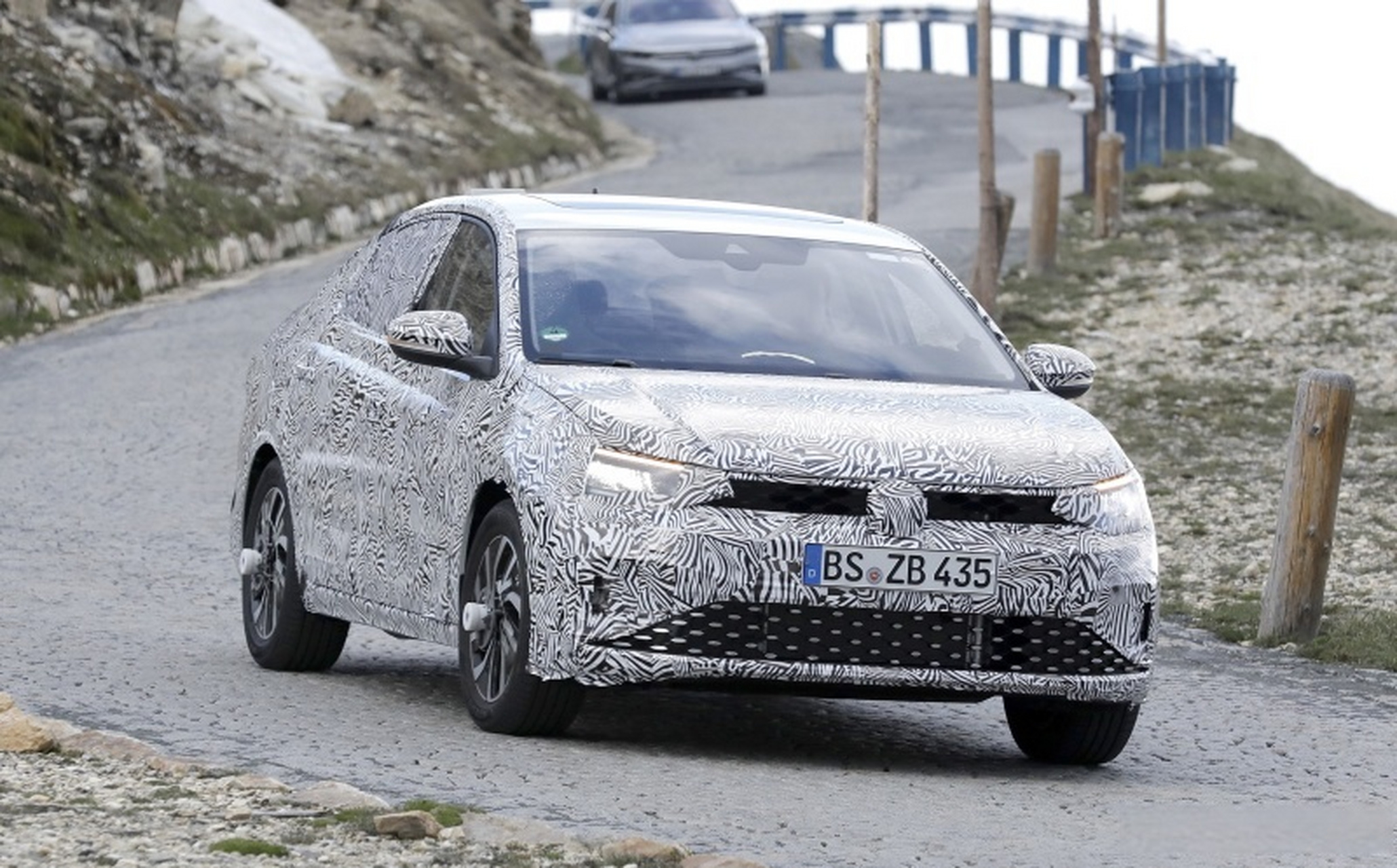 外观设计更新  日前,海外媒体曝光了一组全新大众速腾路试谍照,新车