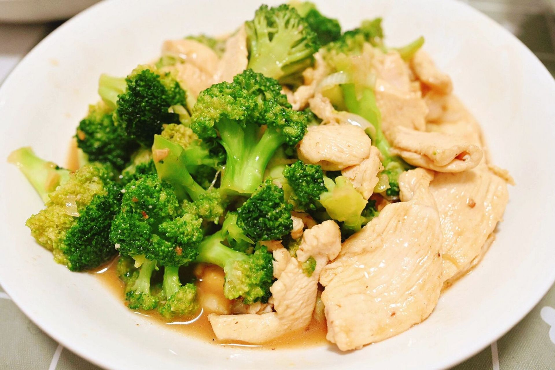 今天和大家分享一道减脂减肥必学的炒菜,西兰花炒鸡片,鸡胸肉富含蛋白