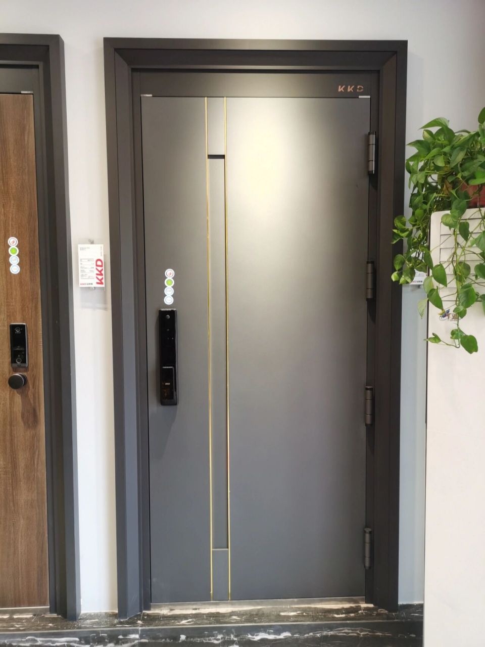 高品质防盗门,首选金凯德呗 甲级防盗门,门框2.0厚,门扇厚度达到了1.