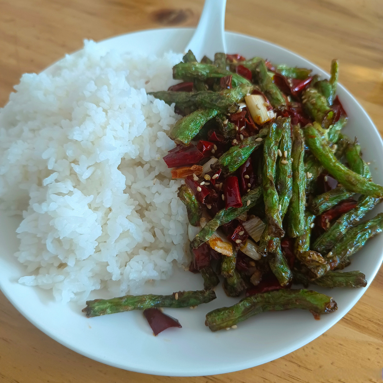 人不红,吃个19元的干煸豆角盖饭都是奢侈,不过说句真心话,真的好吃,从