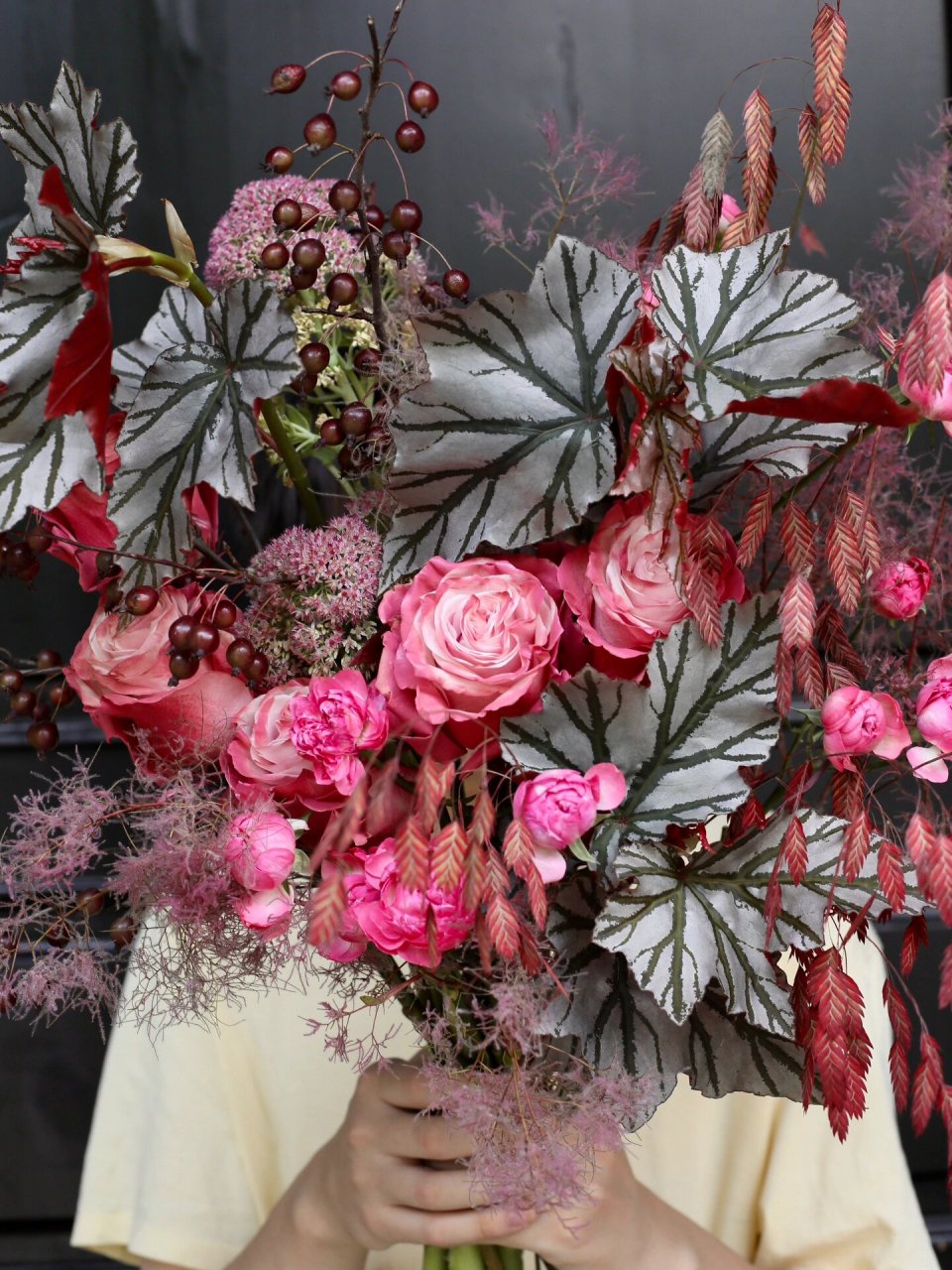 入秋后柔软的「浆果色」花束 拨开落叶看到松鼠藏着车厘子,葡萄