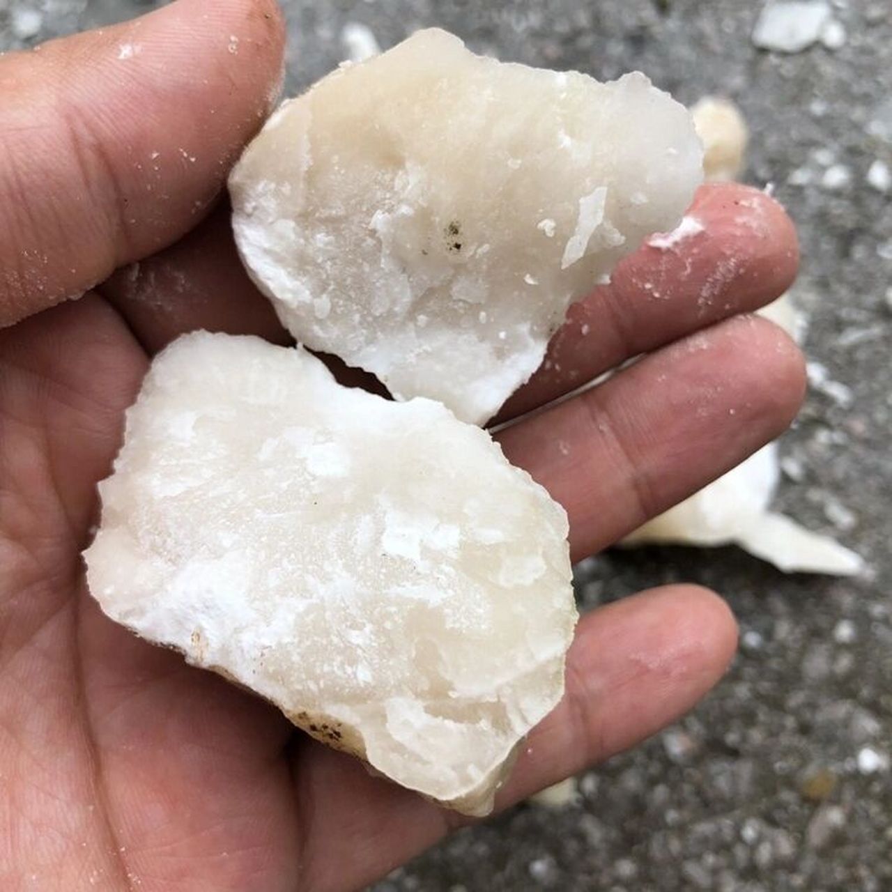 滑石 滑石属于硅酸盐矿物,化学成分mg3si4o10(oh)2,莫氏硬度1度,比重