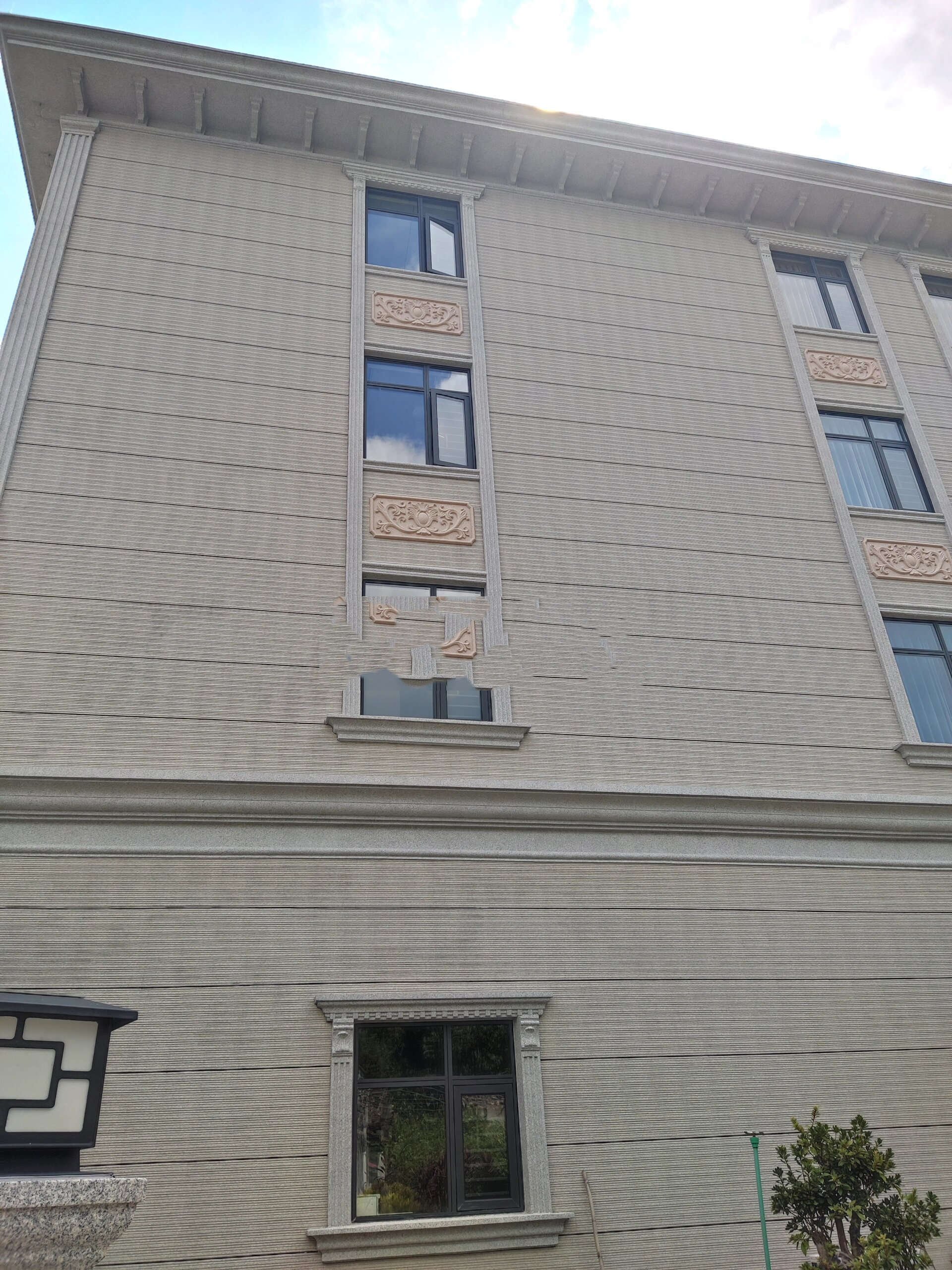 乡村自建房还是米白色的外墙好看,简洁美观!