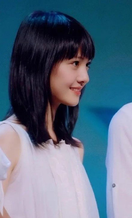 18岁的郑爽身穿白裙第一次登台《快乐大本营》,那时候的郑爽真的太