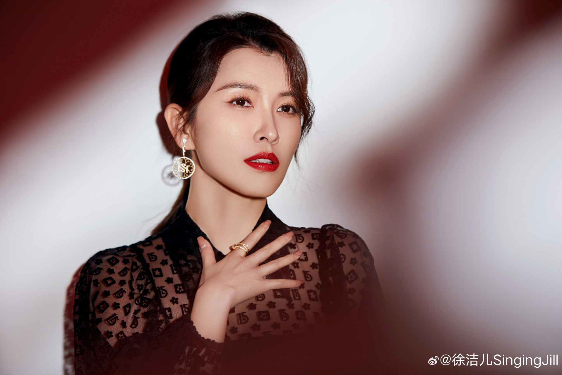 来一组秦虹同款职场写真 感受虹姐的气势如虹,与沉静似水#电视剧执行