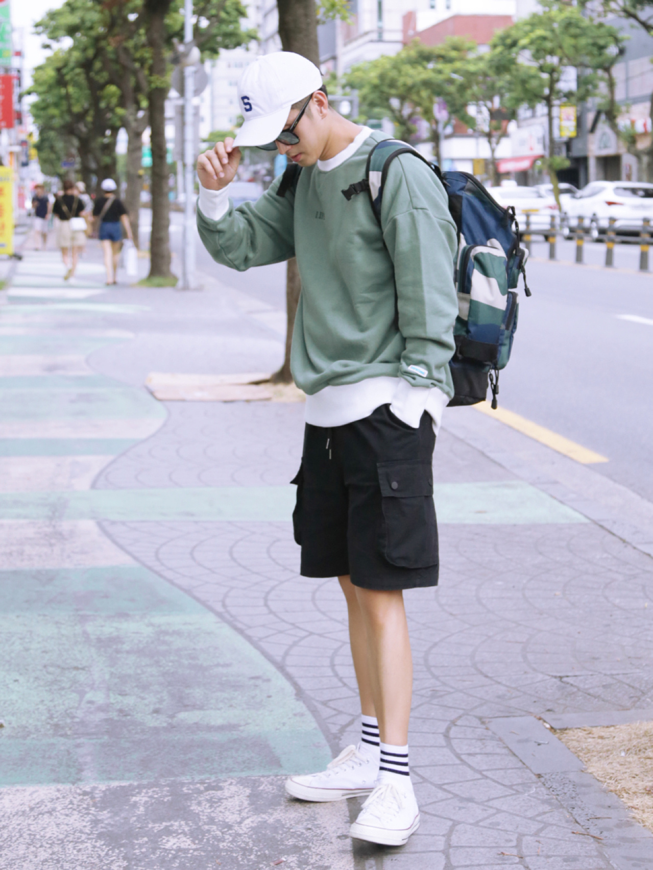 男生旅行穿搭 | 初秋卫衣搭配短裤就很好看
