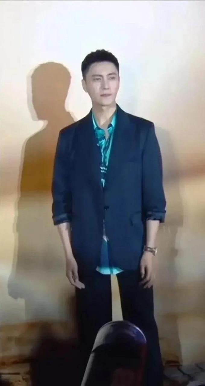 这把自己整成冯绍峰了吧,自己不比冯绍峰吗?何必呢