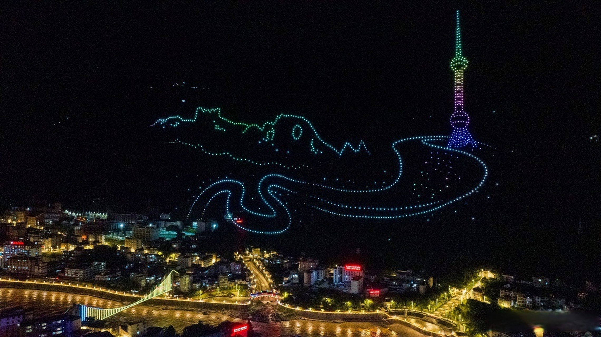 近日,在福贡县宣传文化中心广场上空,一场无人机表演将2023"沪滇情