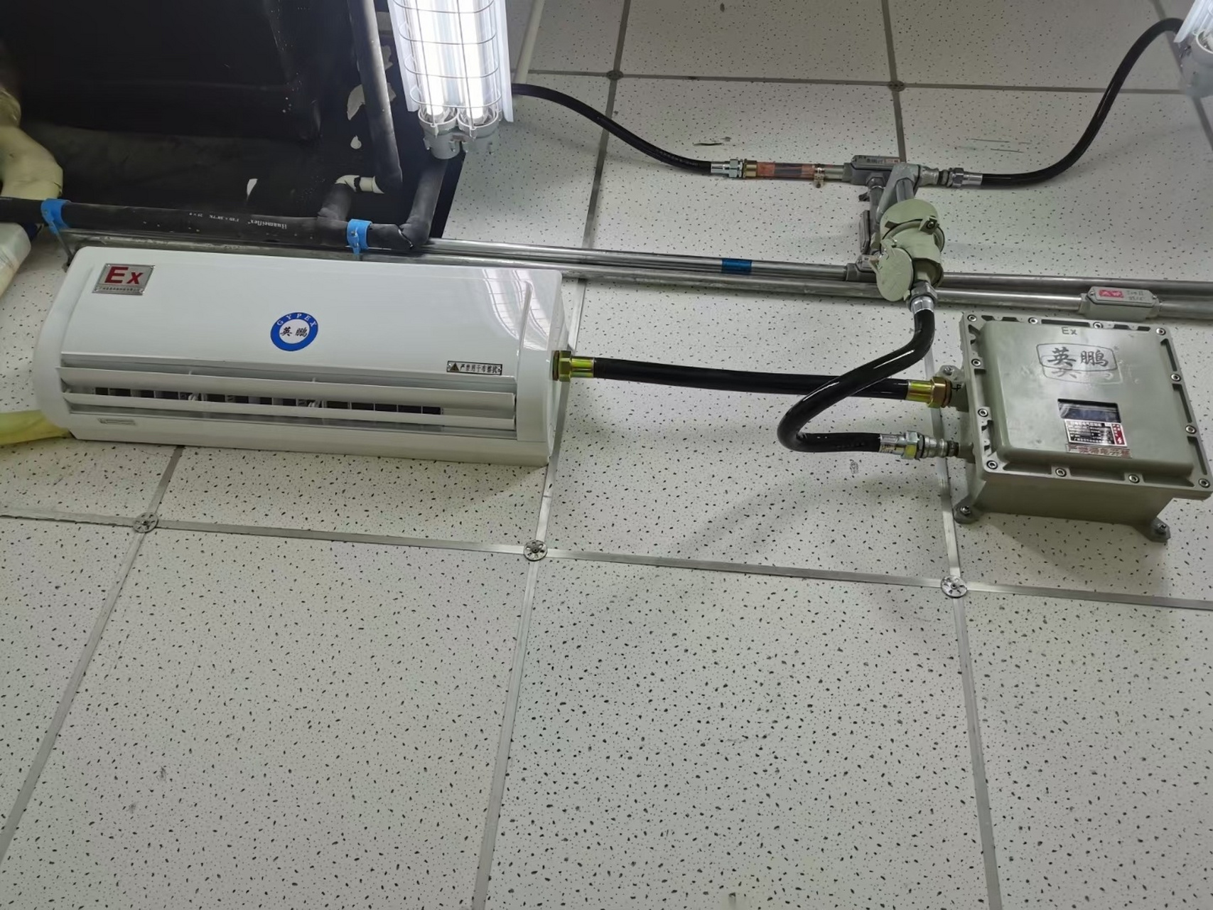 1,首先我们来说一下英鹏防爆空调由什么组成!