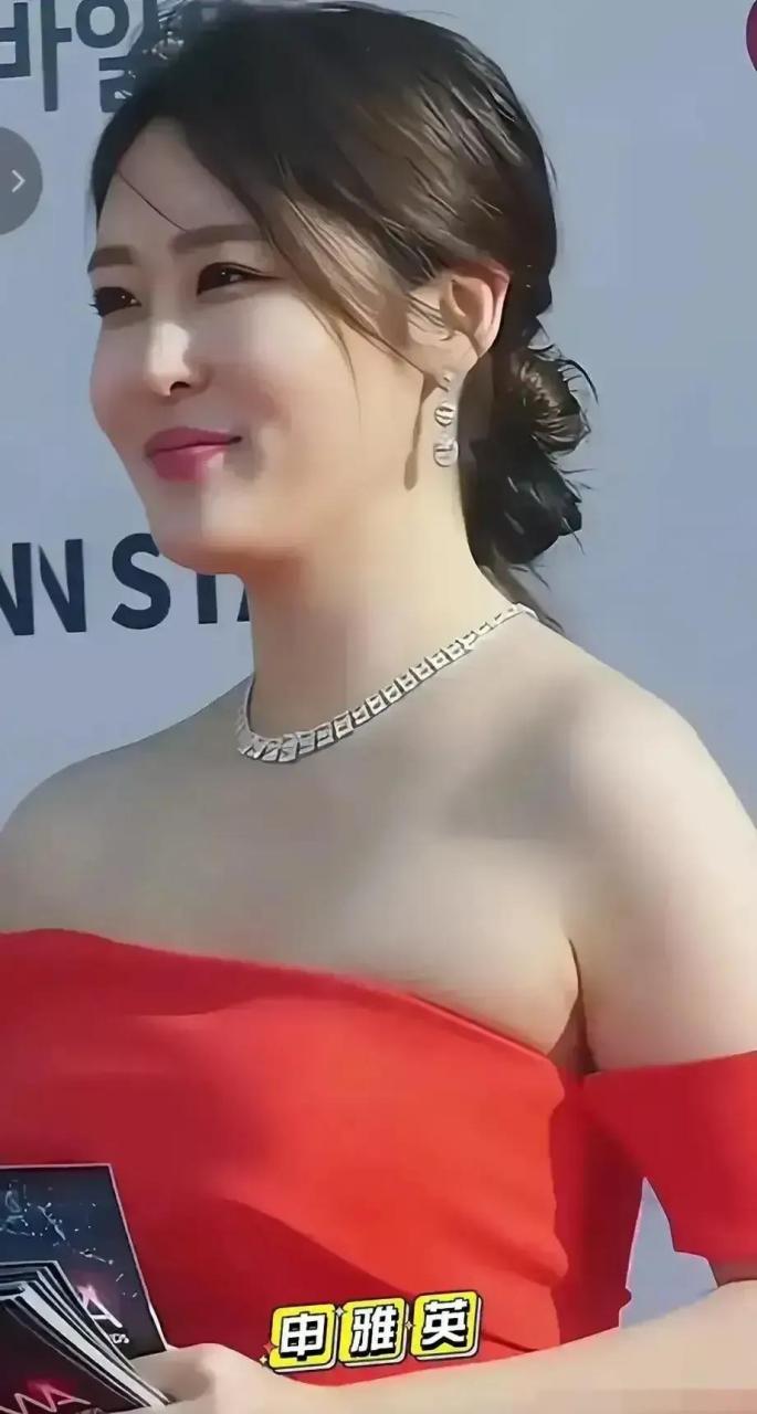 顶级女神,她是体育主播,却以风韵而火辣的身材成为韩国的顶级微胖女神