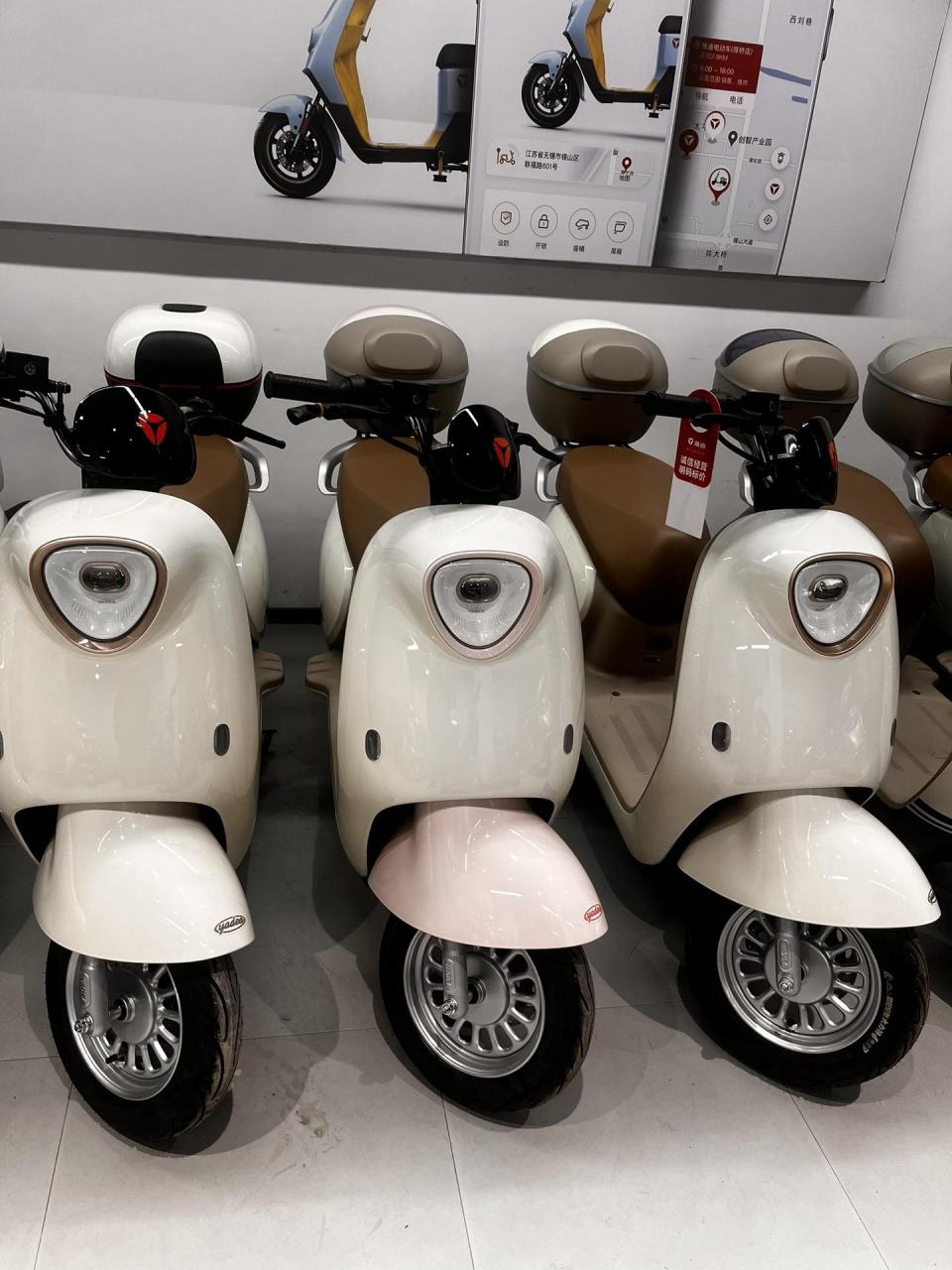 雅迪96伏72伏新车到货啦,此车前后真空胎,前后碟刹,大货架,液晶仪表