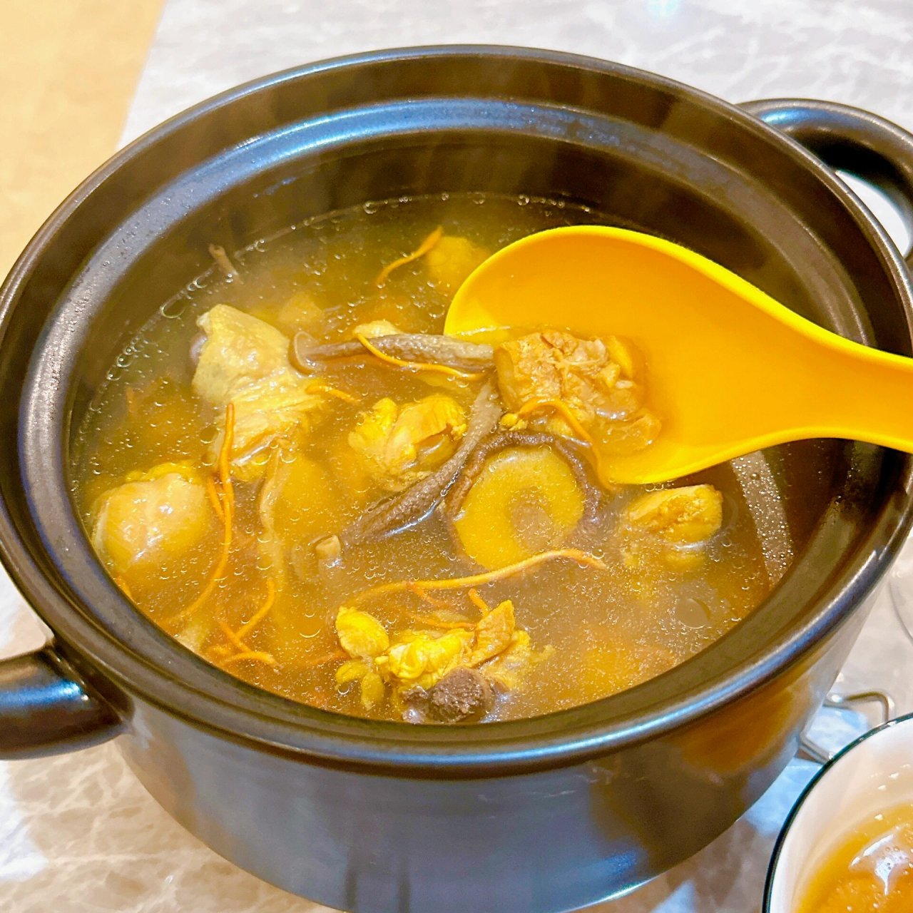 天冷了93给自己炖个鸡肉菌菇汤92滋补一下 95食材: 鸡全腿 2个