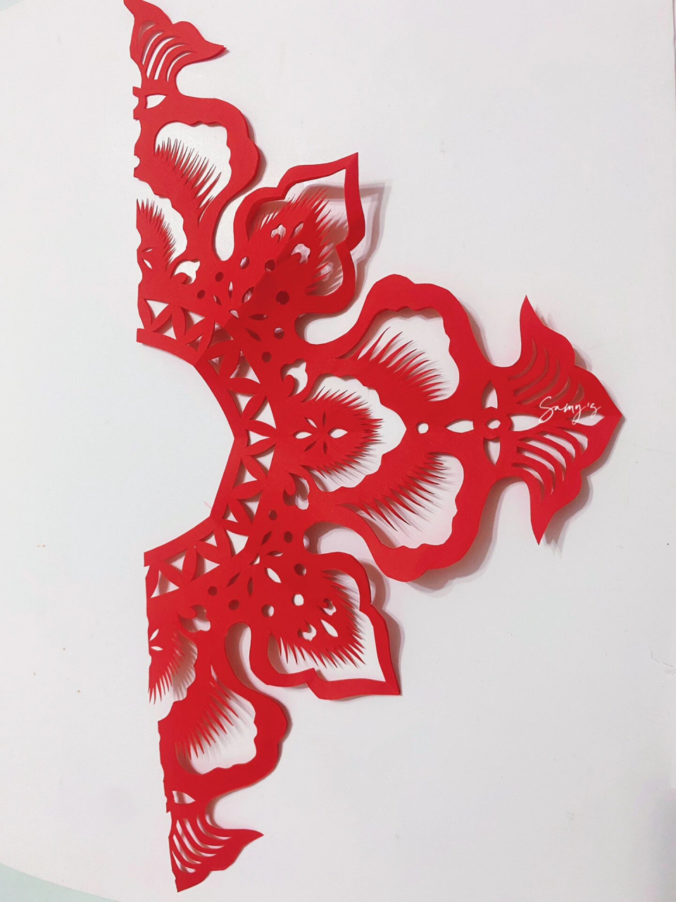 剪纸教程|云肩剪纸教程-正方形纸拿出来对折 正方形纸依次对角折三次