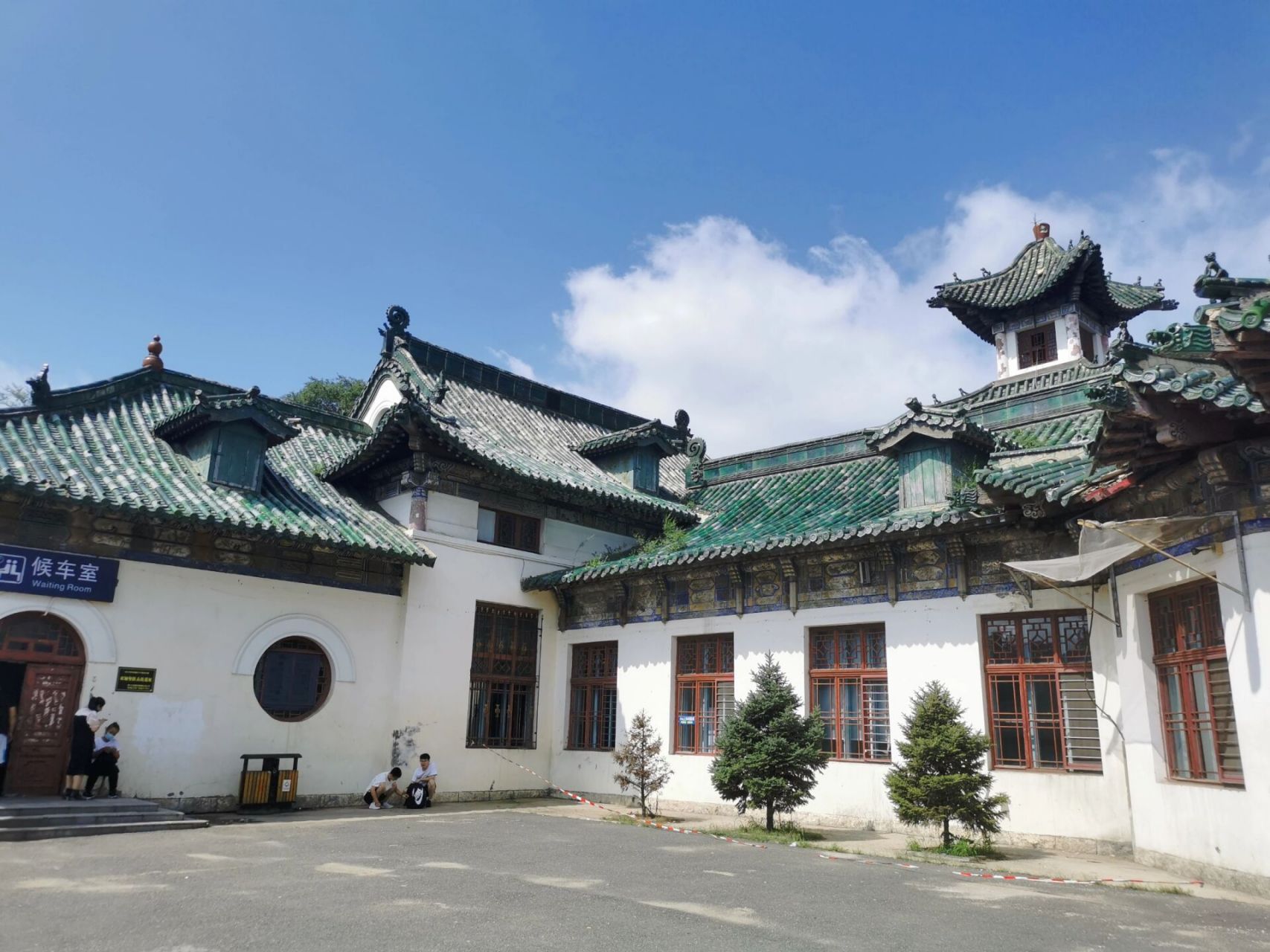 双城堡有两个火车站,双城北站是高铁站,但距市区远,不方便.