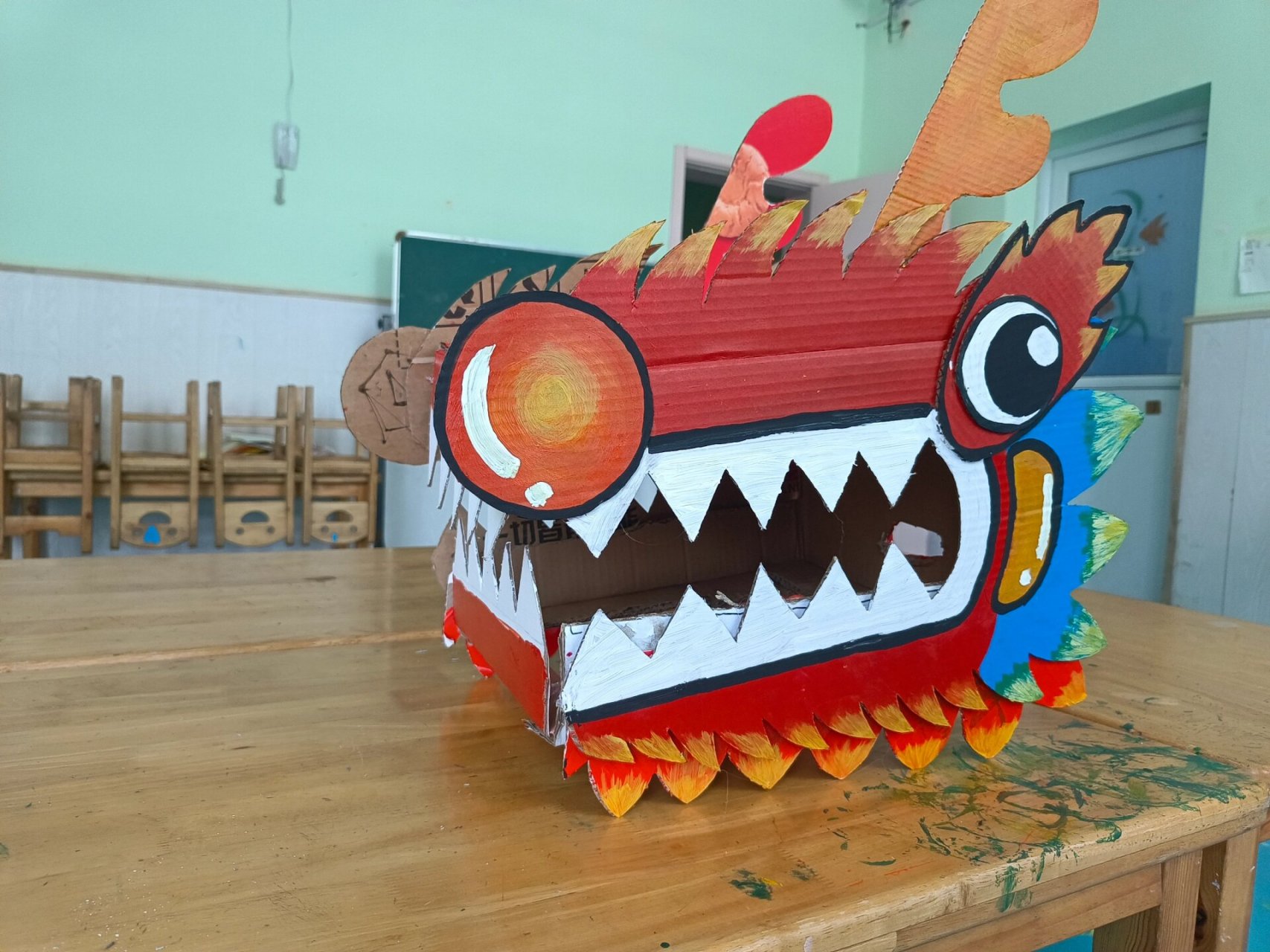 端午节纸箱拼接龙头制作 端午节手工纸箱龙头制作