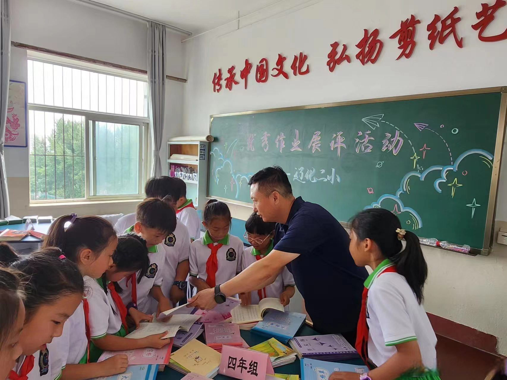 日前,辽化二小开展优秀作业展评活动,规范学生作业书写格式,培养孩子