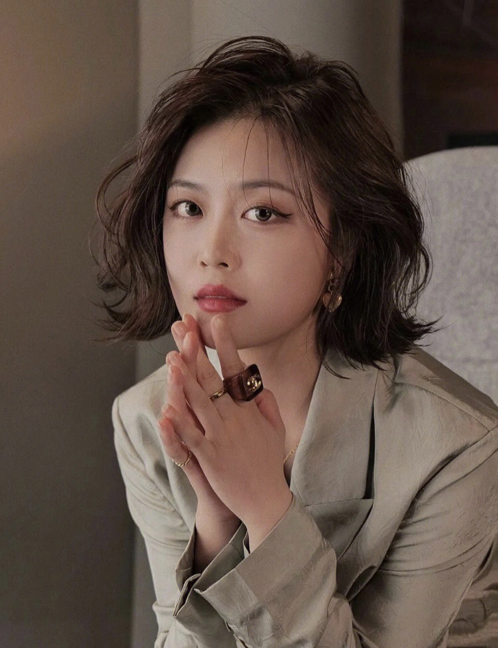 气质短发翻翘烫发