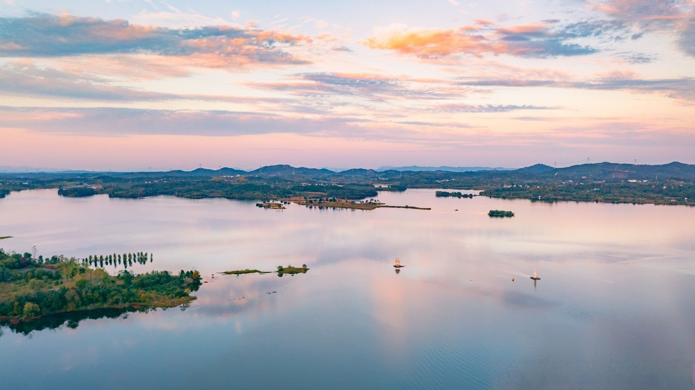 秋光在木兰湖漾开,随秋色放眼木兰湖旅游度假区,可以看见古建雄奇
