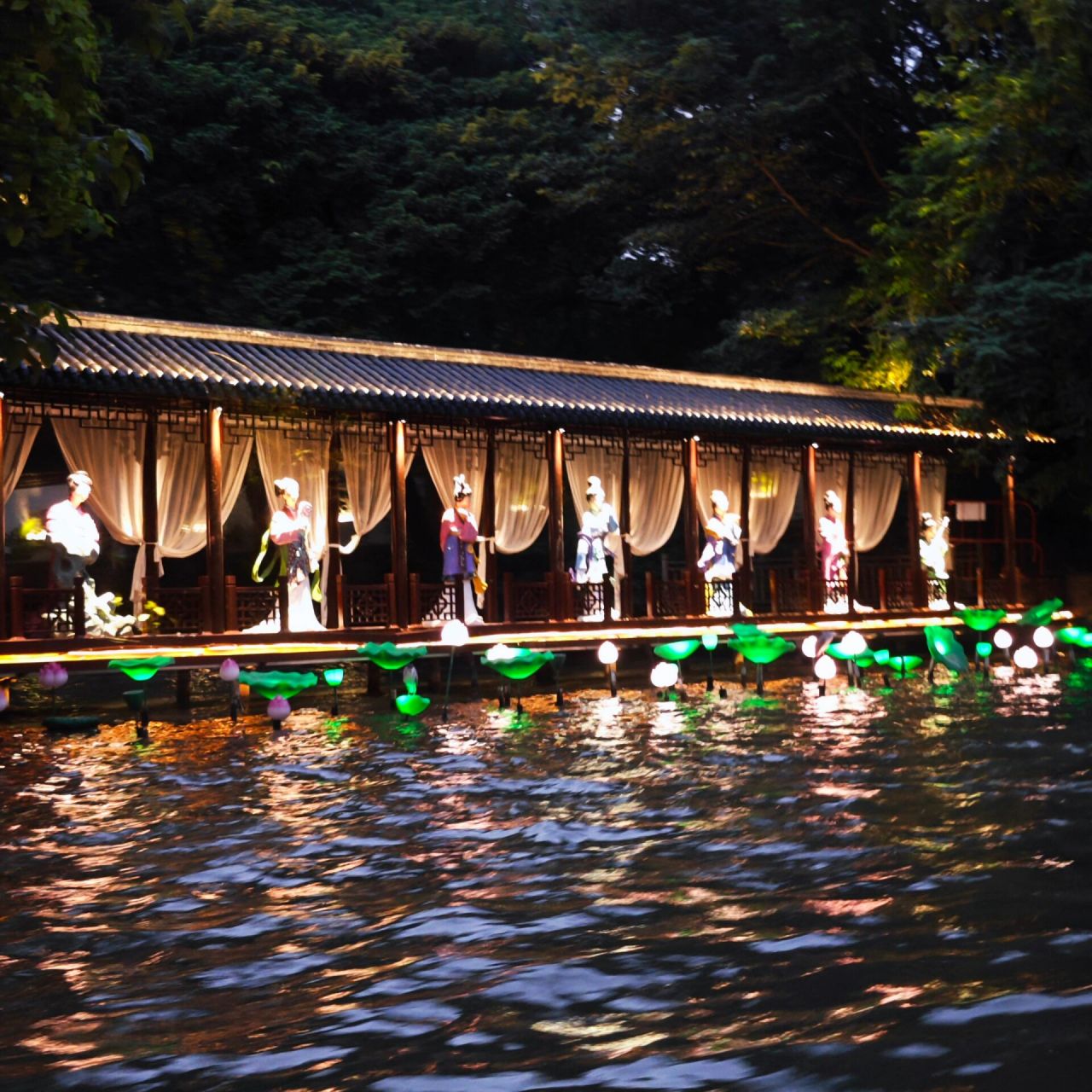 秦淮河画舫快速购票攻略 画舫夜游门票:100r/位 东线游船购票方式: (1