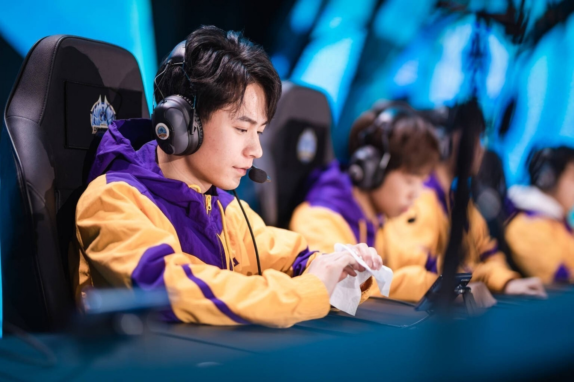 久竞无畏帅气照来了 真的太帅了 看直播的时候手都停不下来一直截屏