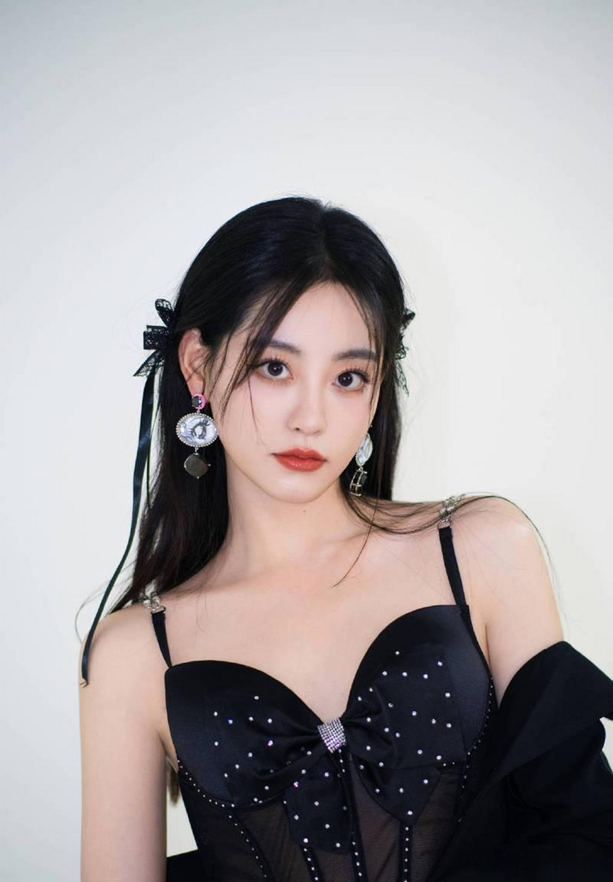 6月24日,祝绪丹晒出一组美图,一袭黑色套装点缀珠宝,酷飒十足.