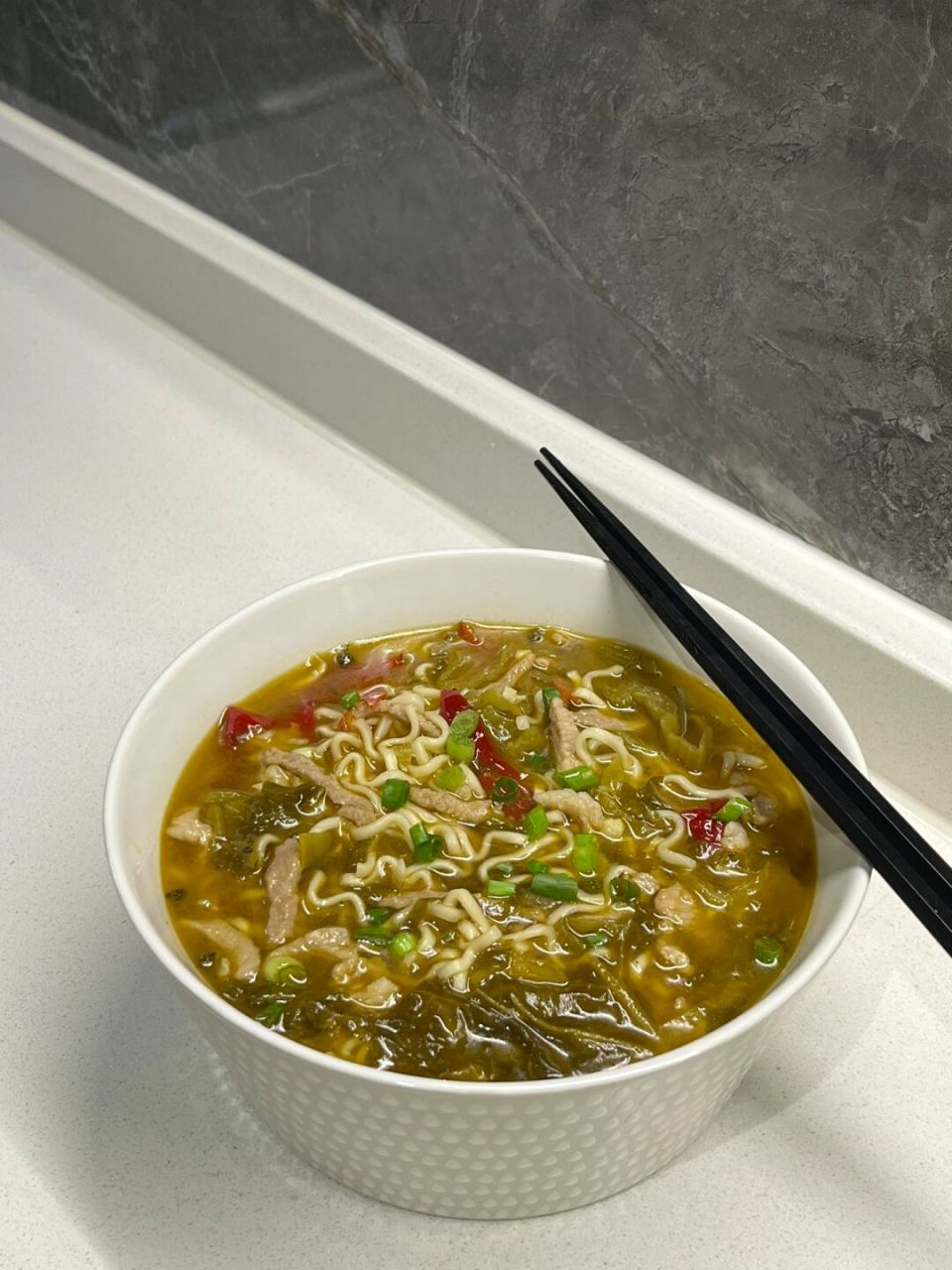 酸辣开胃的酸菜肉丝面🤤(附教程) 完美还原老坛酸菜肉丝面 加料到满