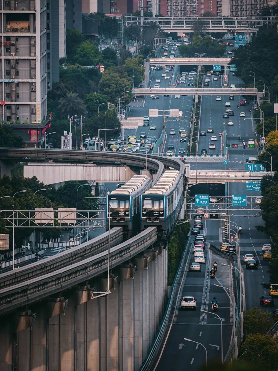 来这里拍轻轨,感受下重庆8d魔幻交通的魅力!