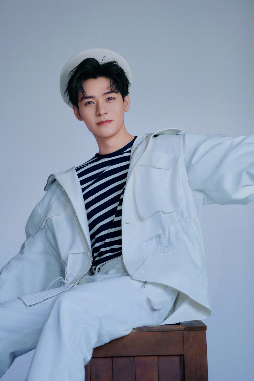 烟熏妆@龚俊1129生日快乐 迎来生日的@龚俊 释出了两组不同风格的写真