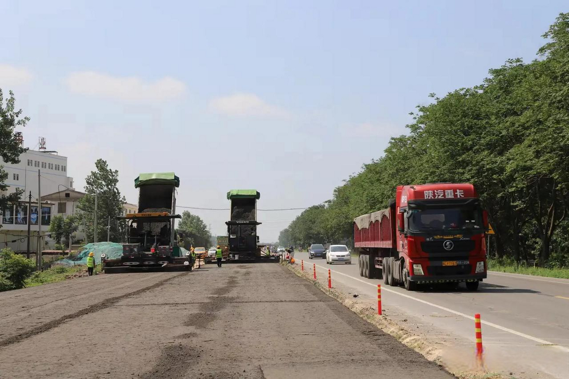 然后,206国道安徽省宿州市埇桥区北杨寨至蕲县镇段却是人欢机唱,一派