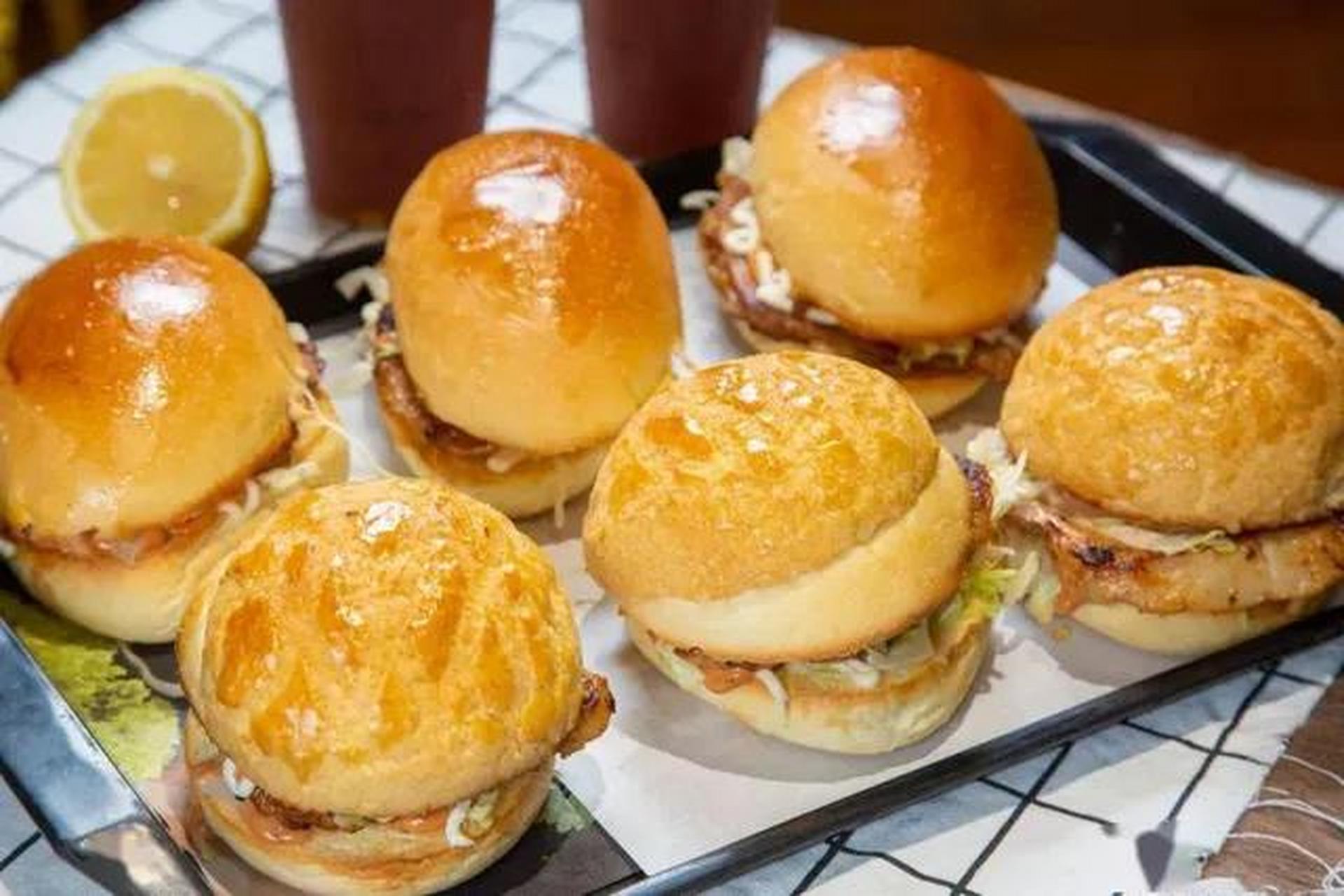 大湾区寻宝  猪扒包是澳门最受欢迎的街头小吃之一,也是澳门著名的