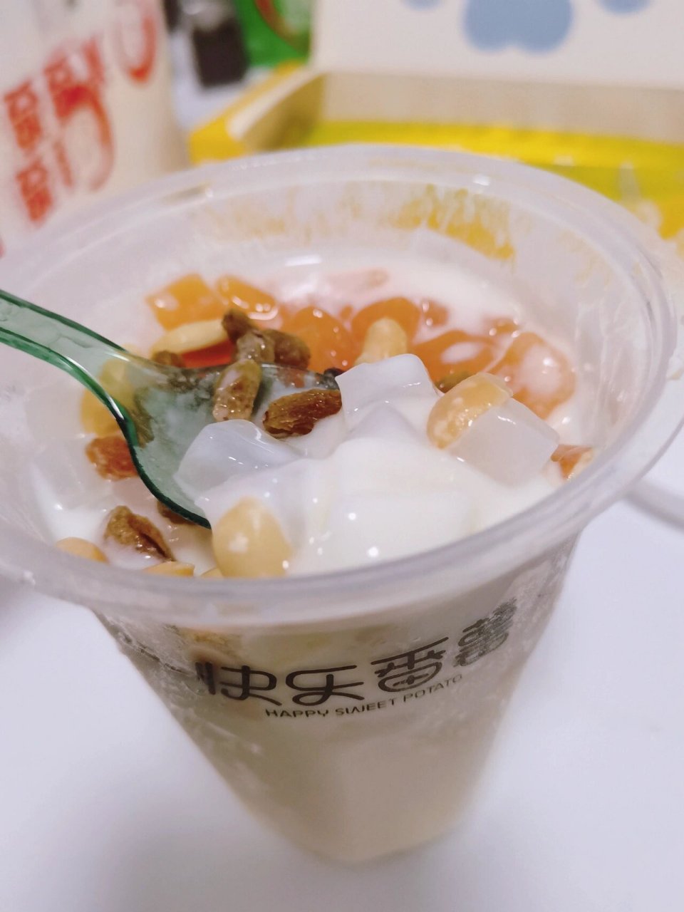 905get纯甄双皮奶 快乐番薯的双皮奶 真的很好吃呀 花生 葡萄干