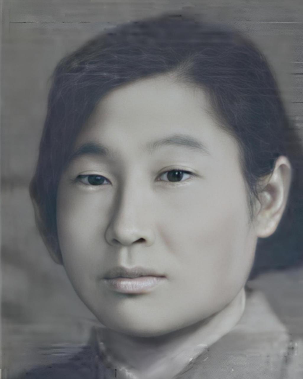 敌人拖着她游街,竟把她钉在城墙上,割去她的胸部