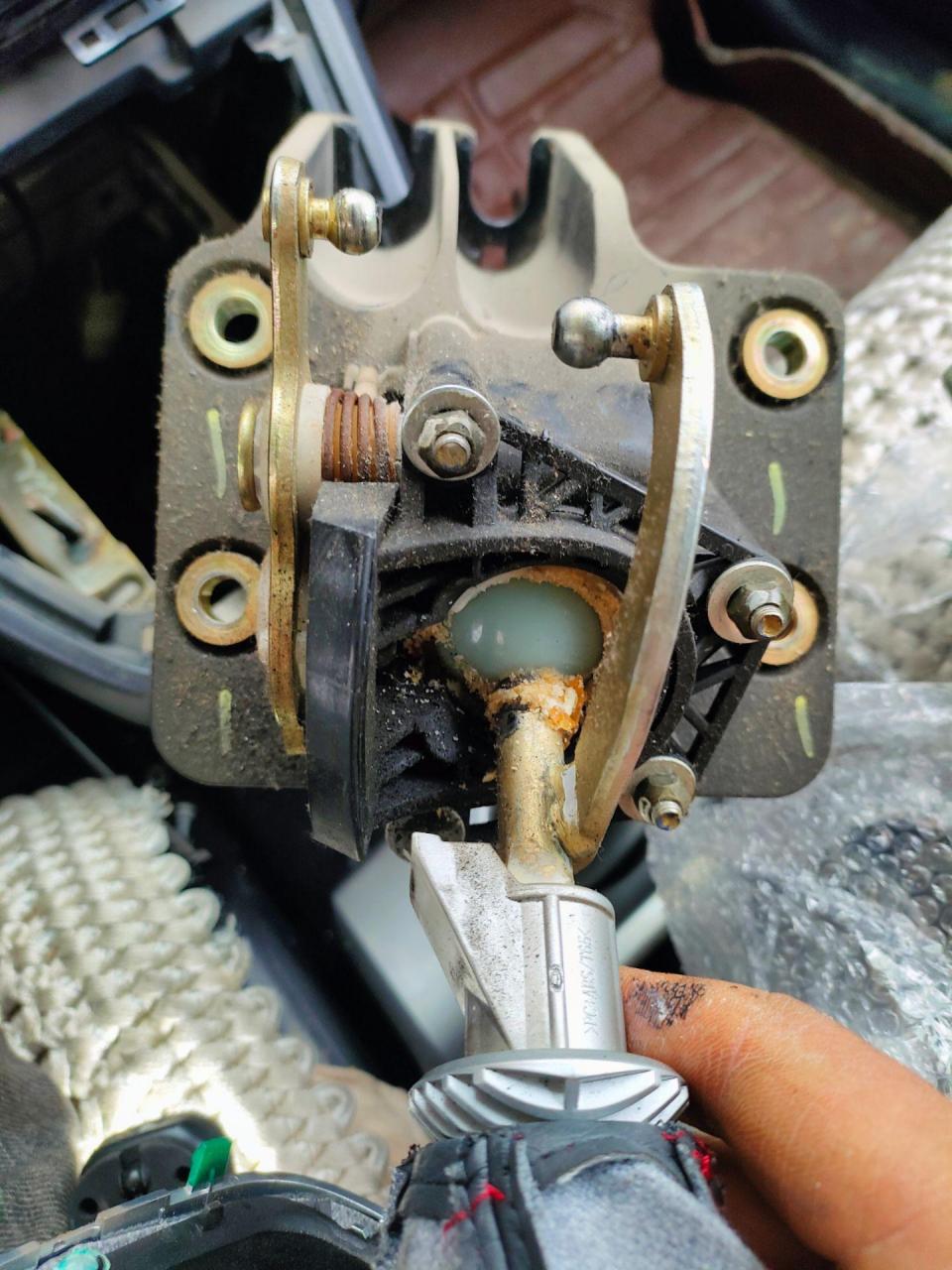 h6更换手动挂档杆机构总成.