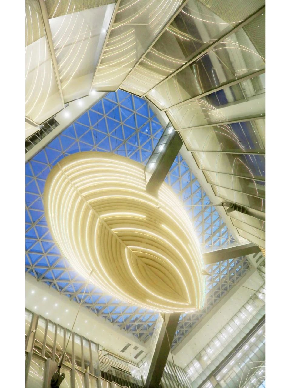 中国海洋大学西海岸校区 进入图书馆 首先映入眼帘的 是总服务台和 悬