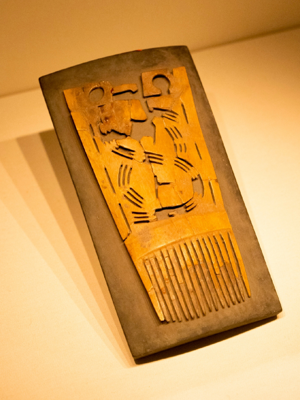 9215止出国展览|131·远古时期保存最好的梳子 94 镂雕旋纹象牙