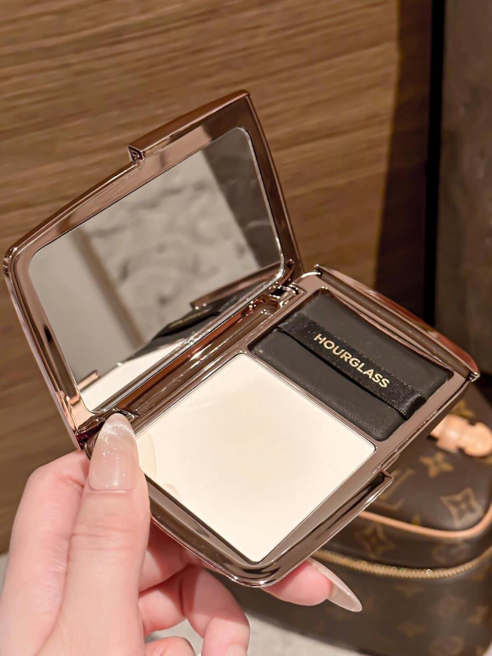 hourglass轻雾蜜粉饼