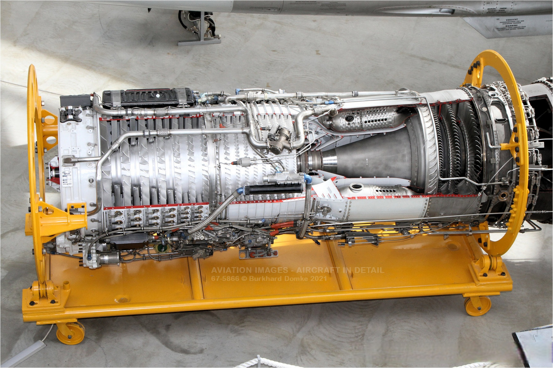 j79涡喷发动机图片