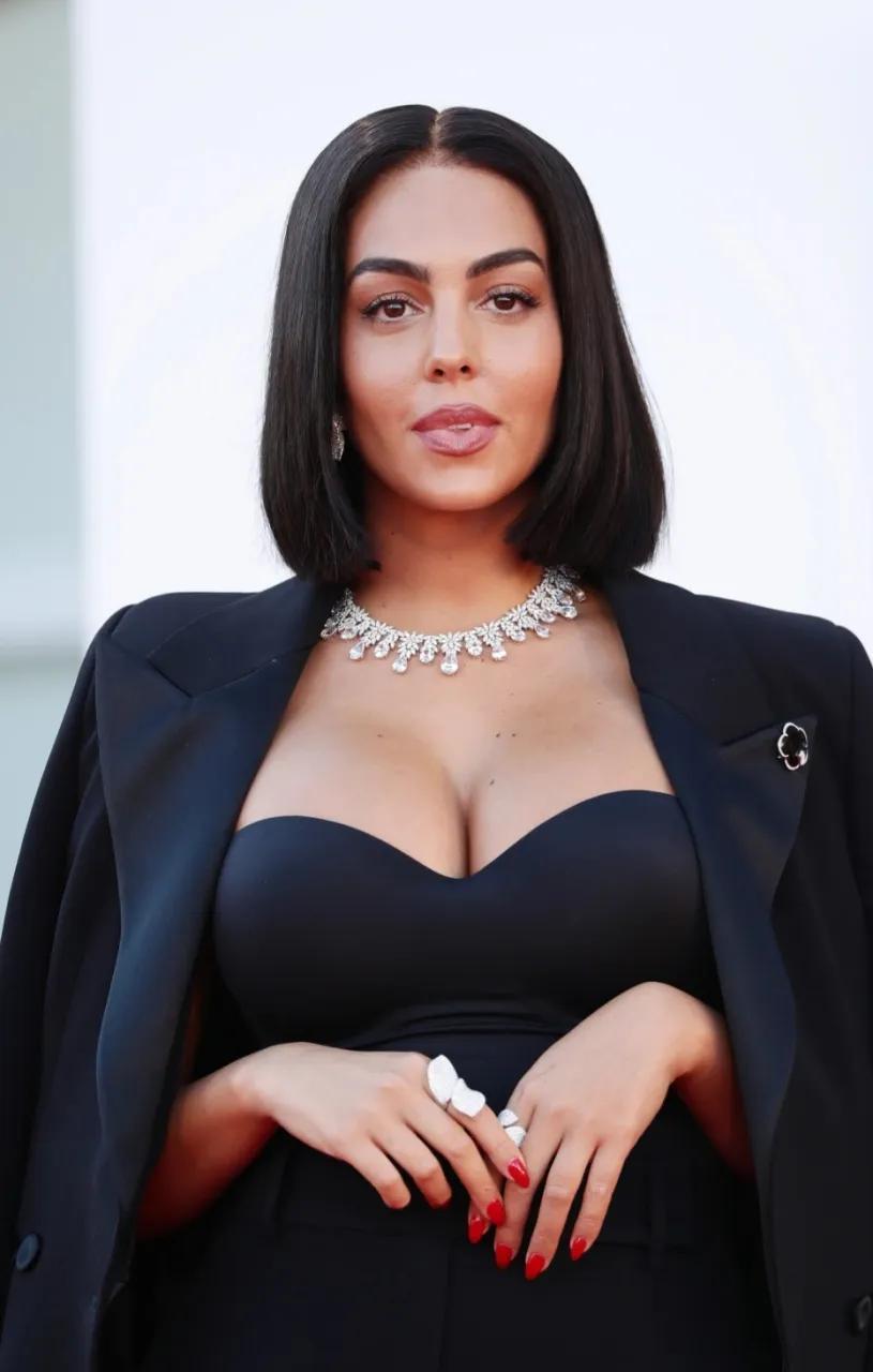 小小罗现任女友:乔治娜·罗德里格斯 关注我,还想看谁听你安排