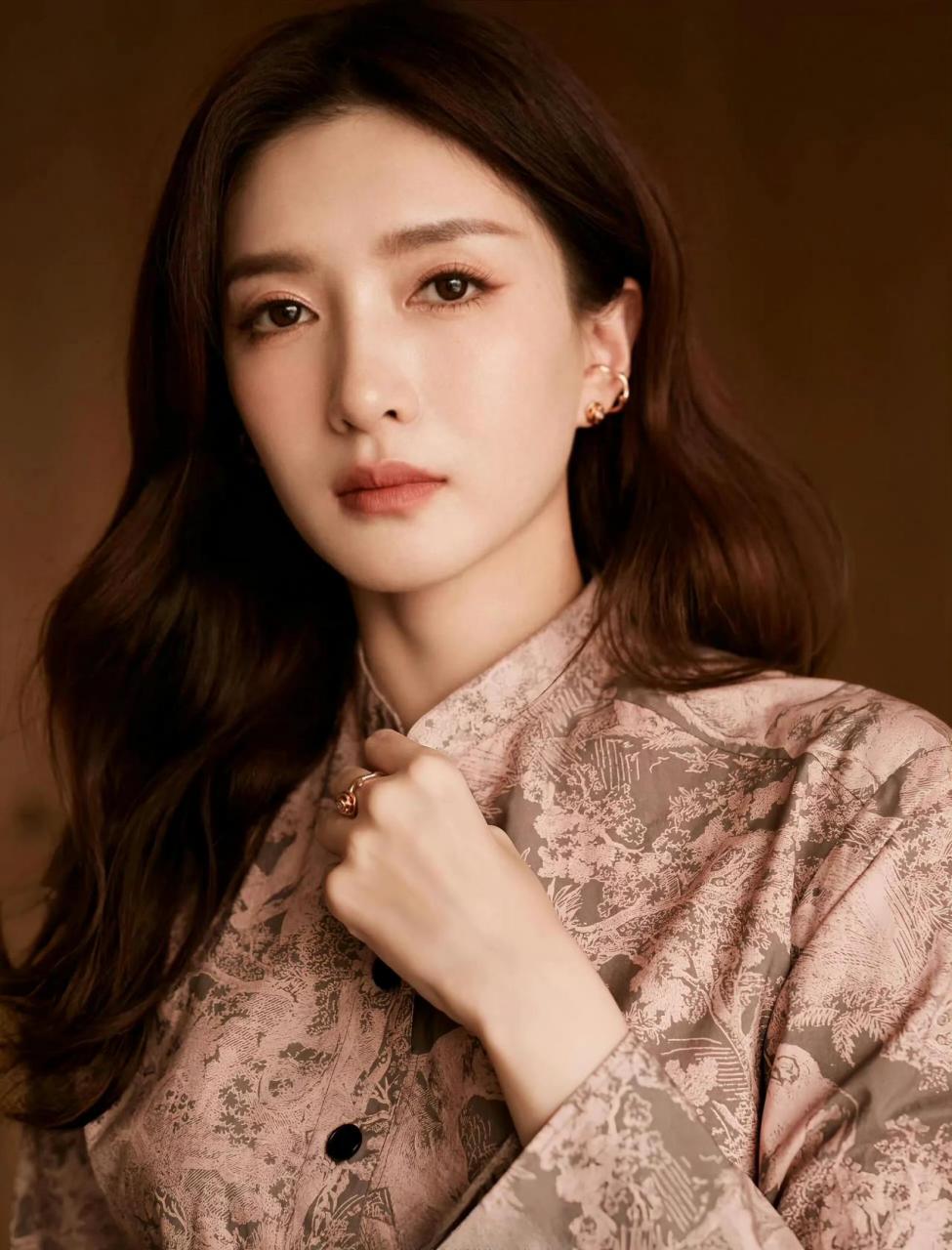 红唇微启,玉手轻舞,江疏影,这个胡歌得不到的女人,成熟稳重美丽大方