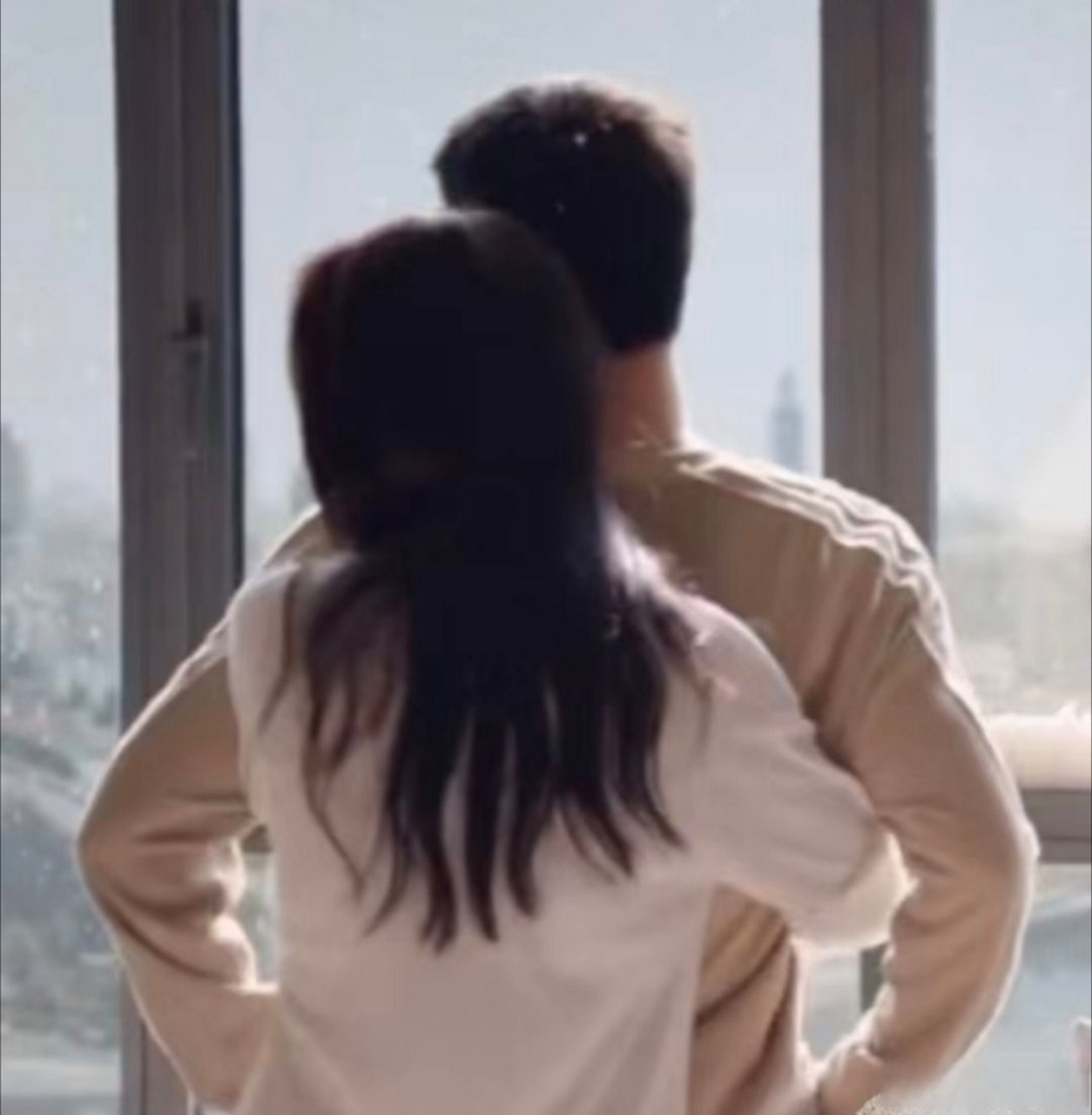 谁家女主背后抱男主抱胳肢窝的……你们是懂对比的[三哈]