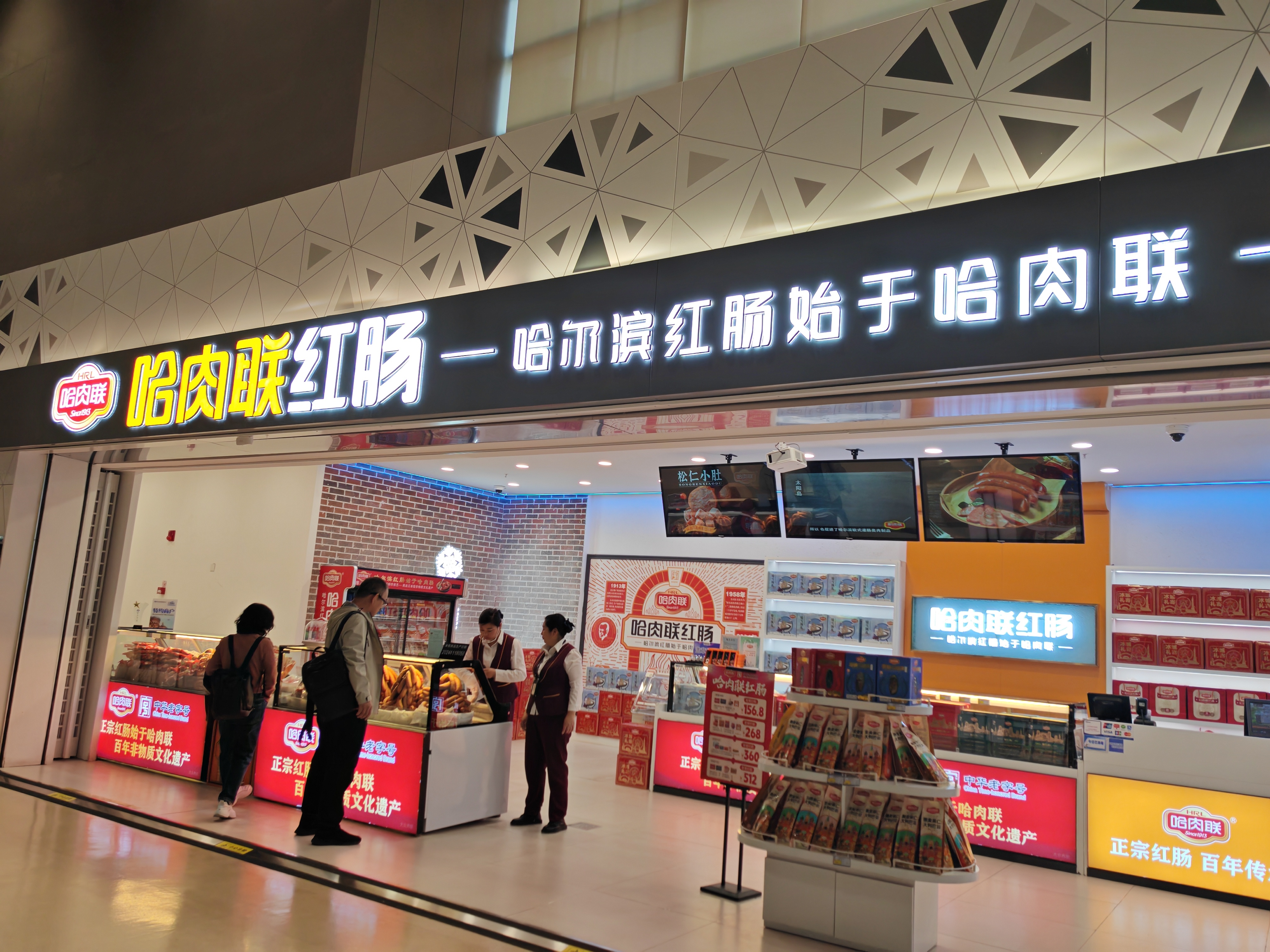 在他们心中给亲朋好友带东西这件事,应该是必须的