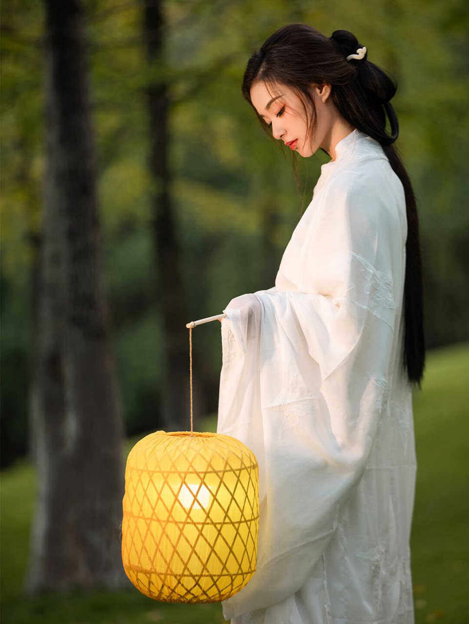 穿白色汉服拍银杏超仙气 主题:【杏灵】 银杏搭配白色汉服仙气飘飘