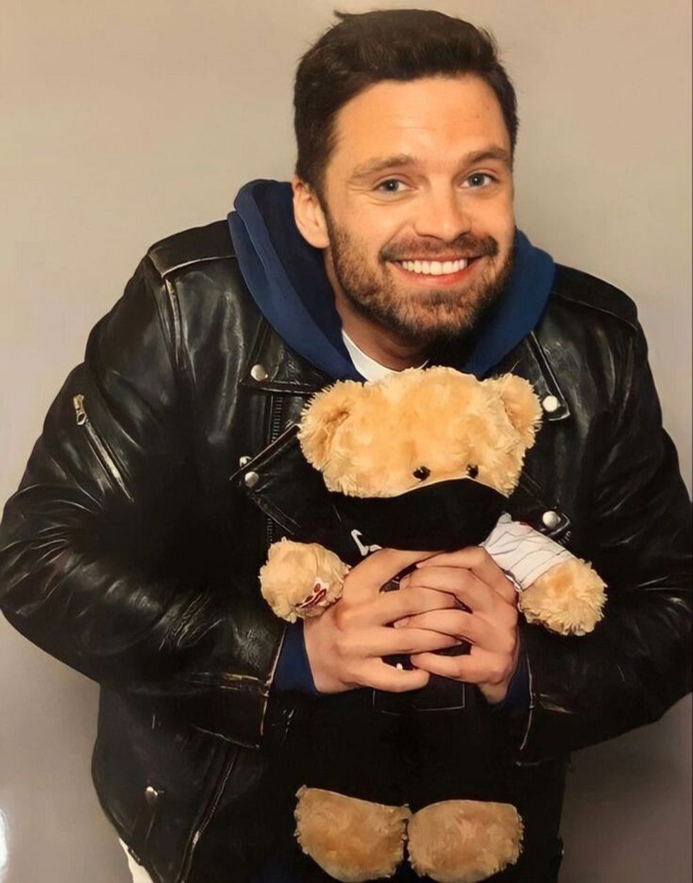 一本正经在卖萌的冬兵sebastian stan 他在电影里面一开始是个一脸