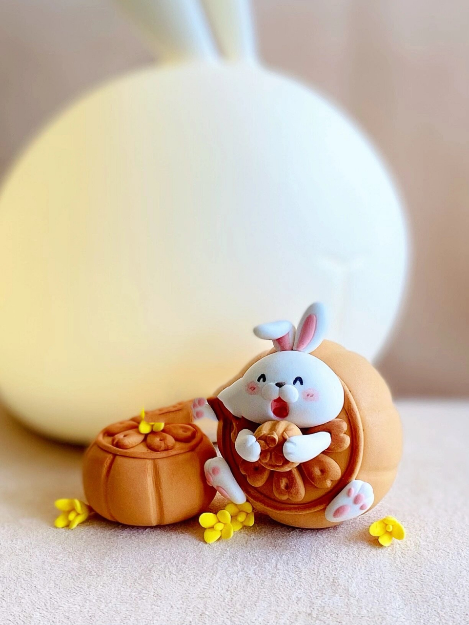 来用超轻粘土做一个有趣的中秋月饼兔吧!