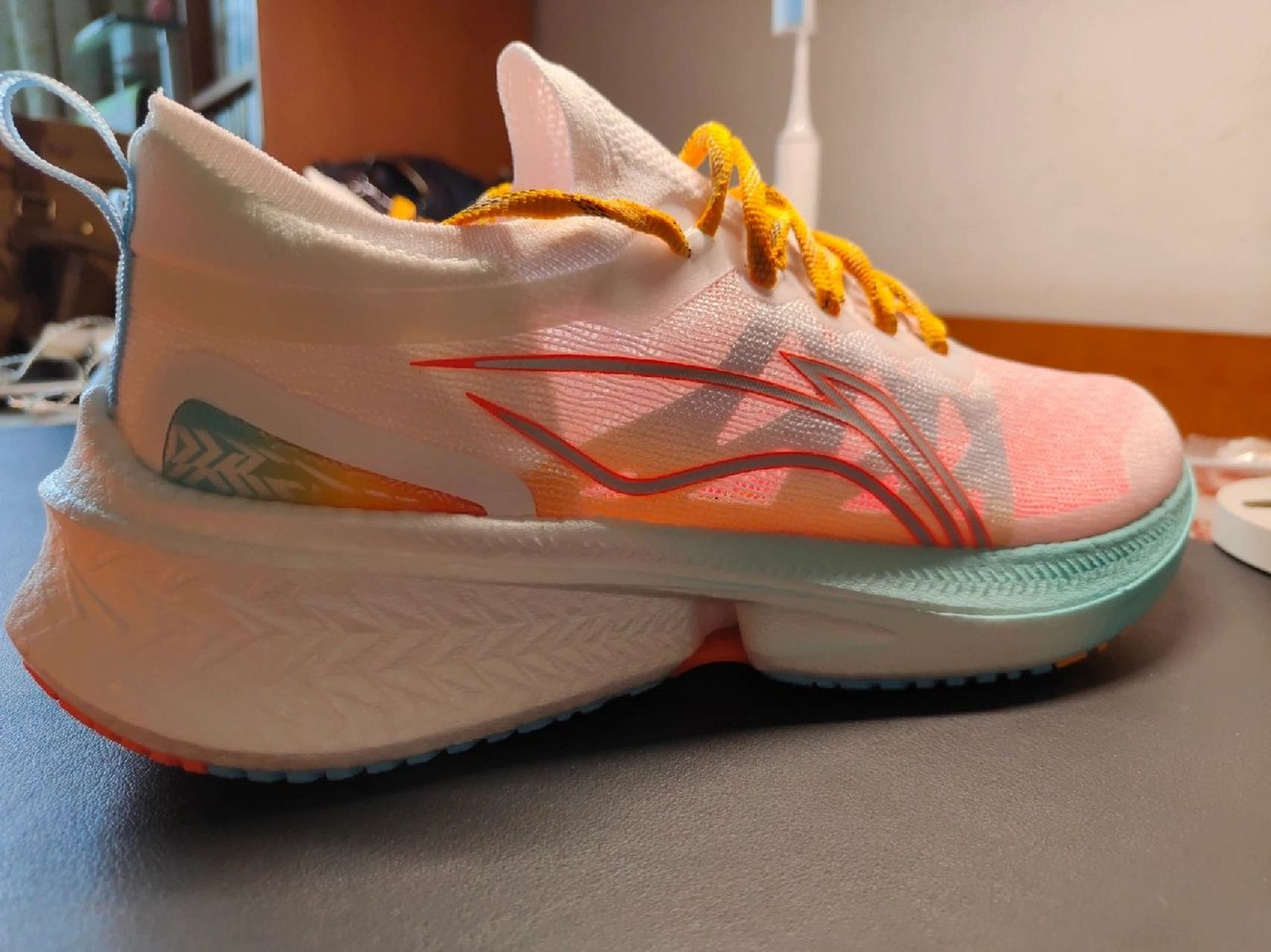 李宁飞电discovery开箱上脚 某货421购入,整鞋很轻,后跟锁定很好,超