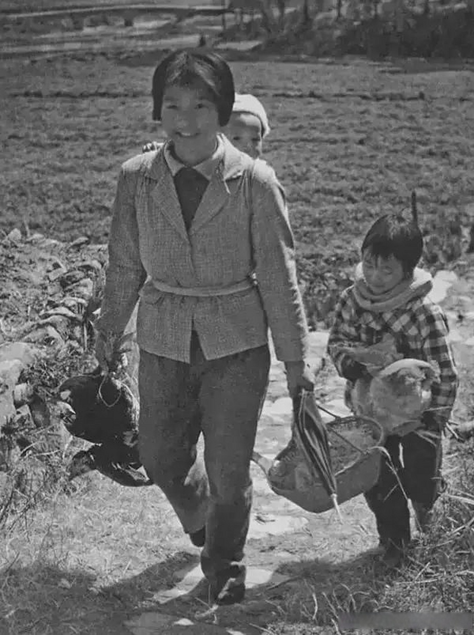 老照片:1985年新春,温州市泰顺县三魁镇战州村,一位农妇回娘家