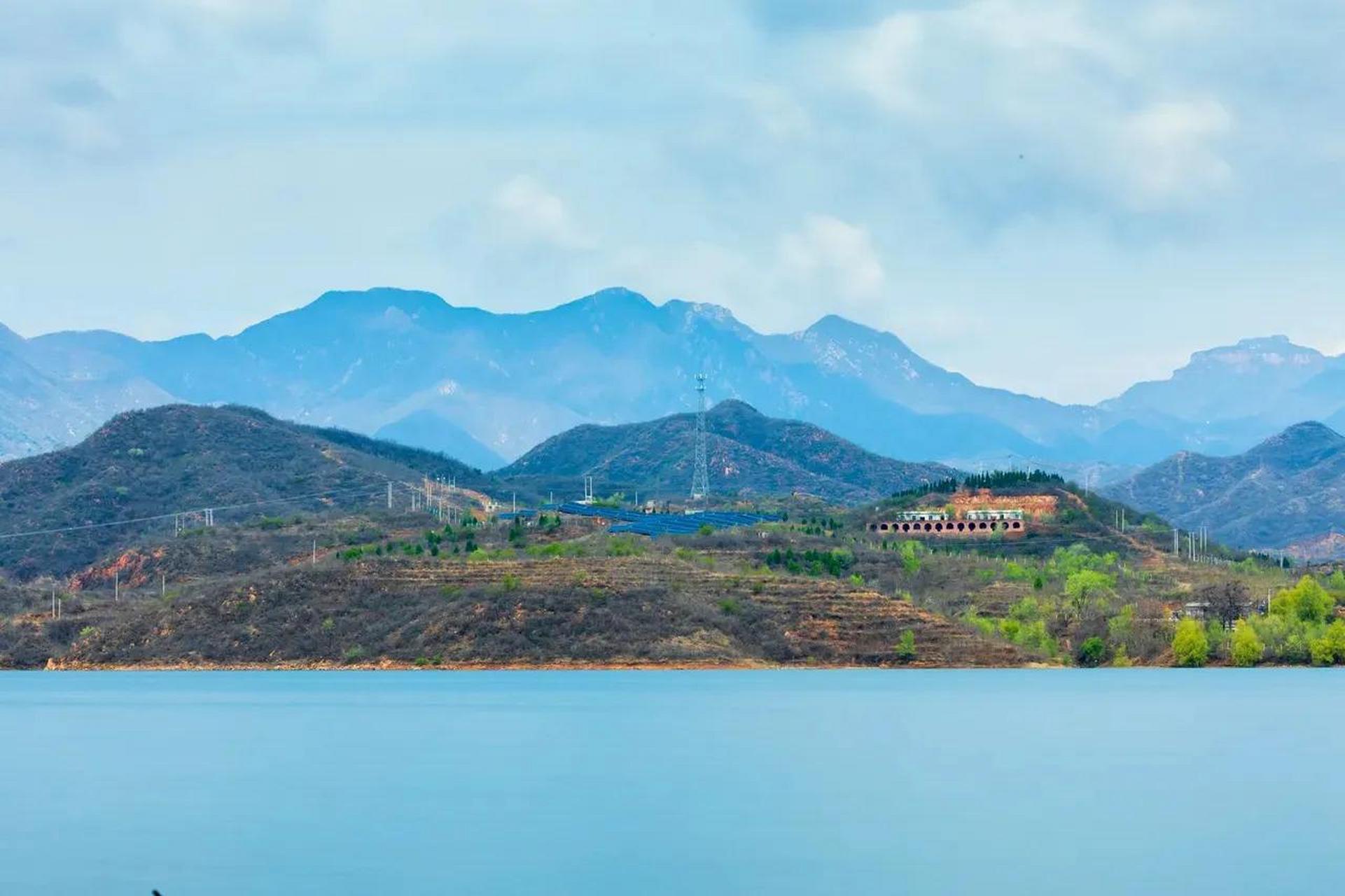 石家庄赞皇县白草坪水库又名翠屏湖,锁云湖,位于该县西南部山区,槐河