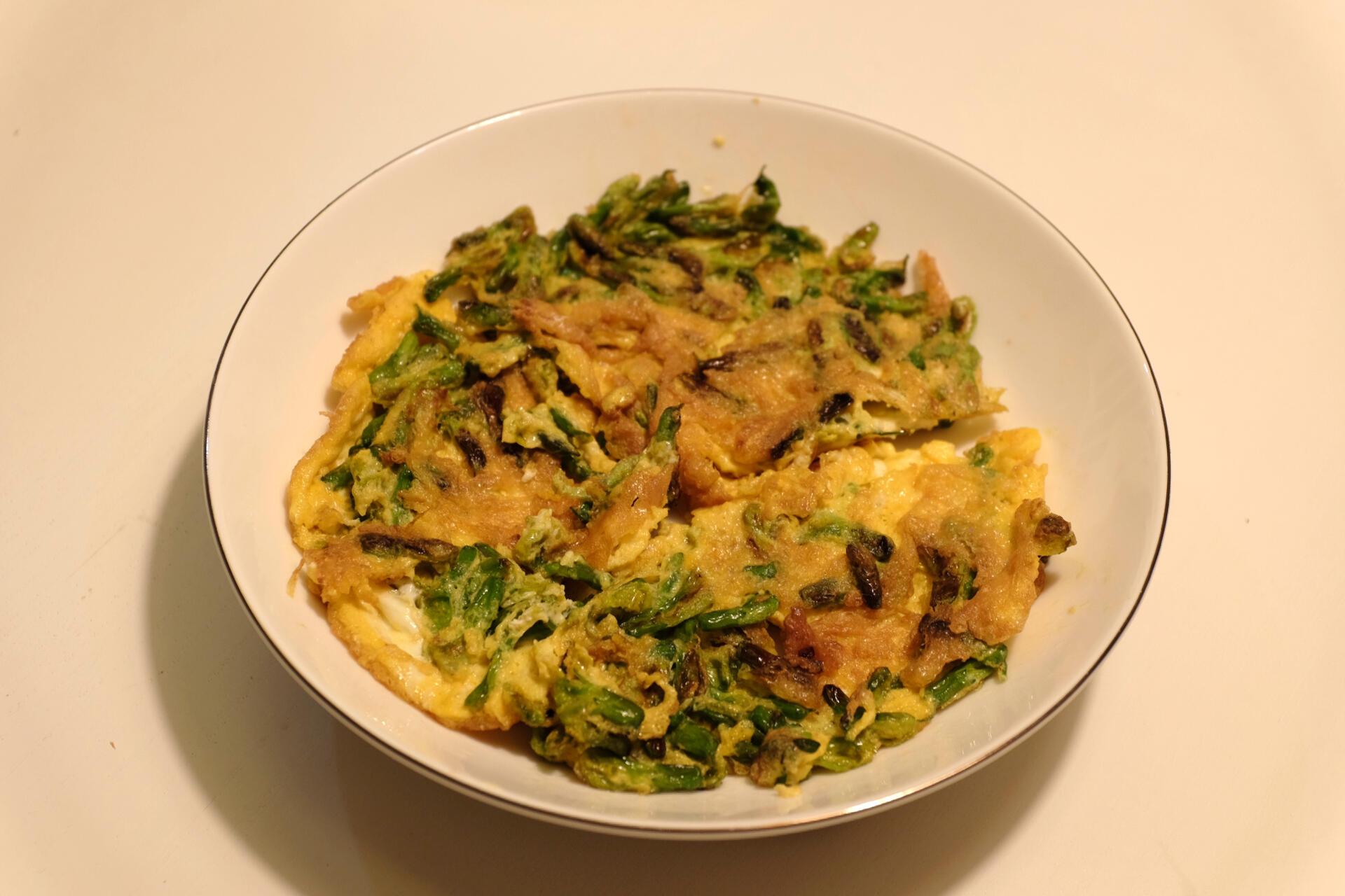 不时不食·金雀花煎鸡蛋    金雀花学名锦鸡儿.